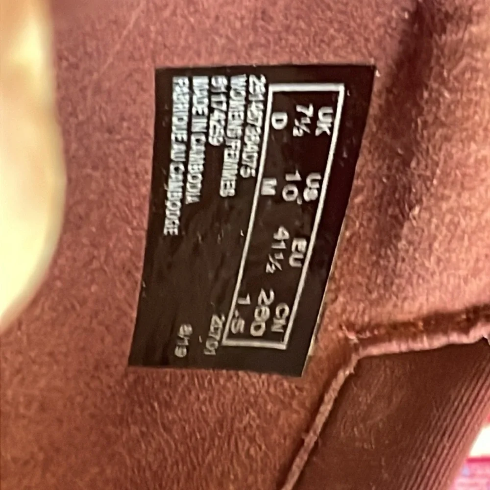 Clarks Collection Maroon Suede Wedge Shoes. Very Good Condition. Size 10M.